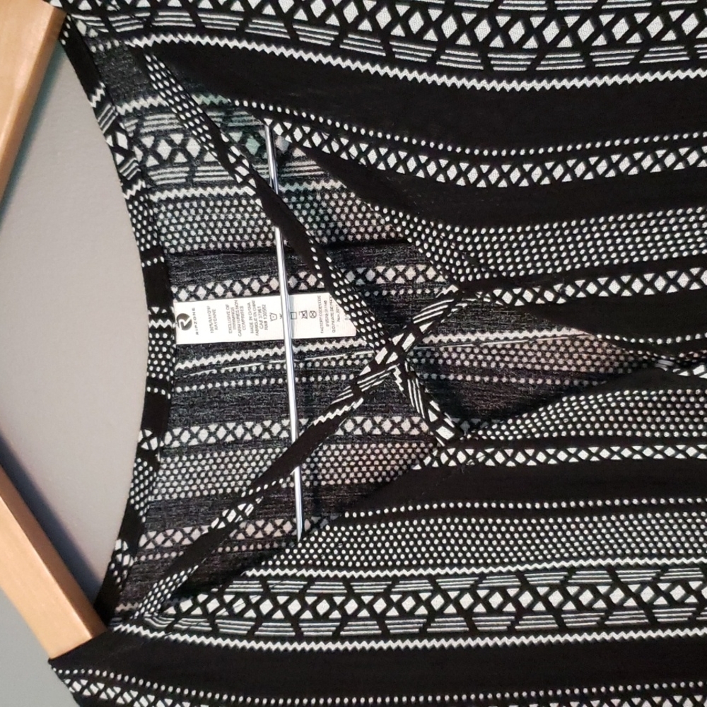 ⭐️3/$35 Ripzone Top - Picture 4 of 6